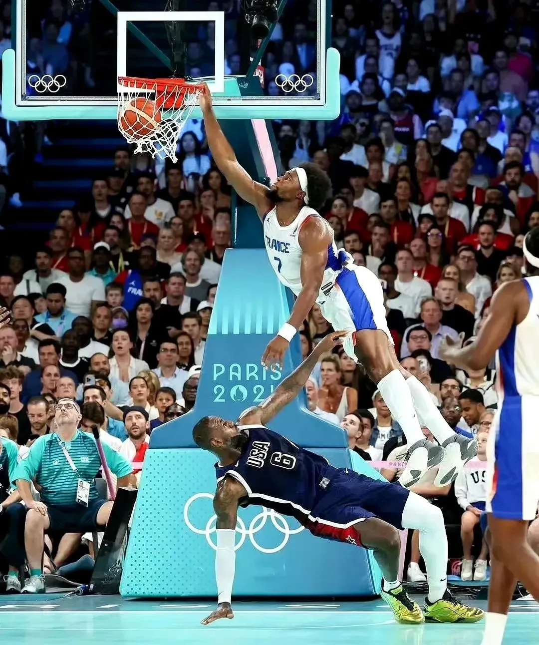 关于里程碑夜！费城76人篮板制胜，NBA季后赛今夜刷纪录，气氛紧张，资深球员宣示担当的信息