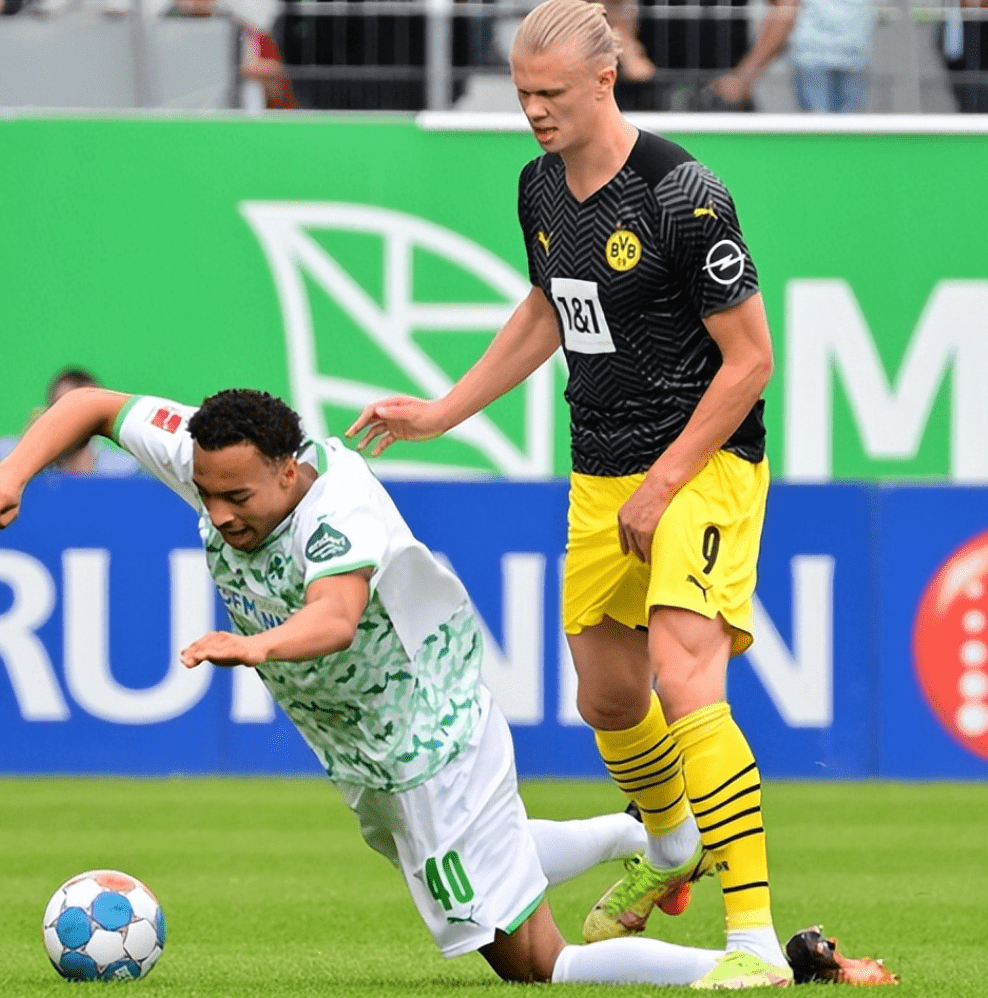 包含清晨勒沃库森备战法国杯；造点机会细节曝光；媒体盛赞；控场能力受关注的词条